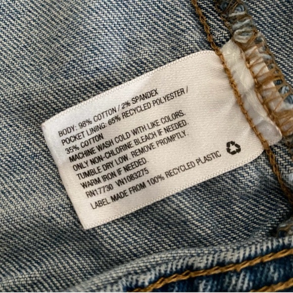 Universal Thread Cropped Denim Jacket in Light Wash - Picture 4 of 5